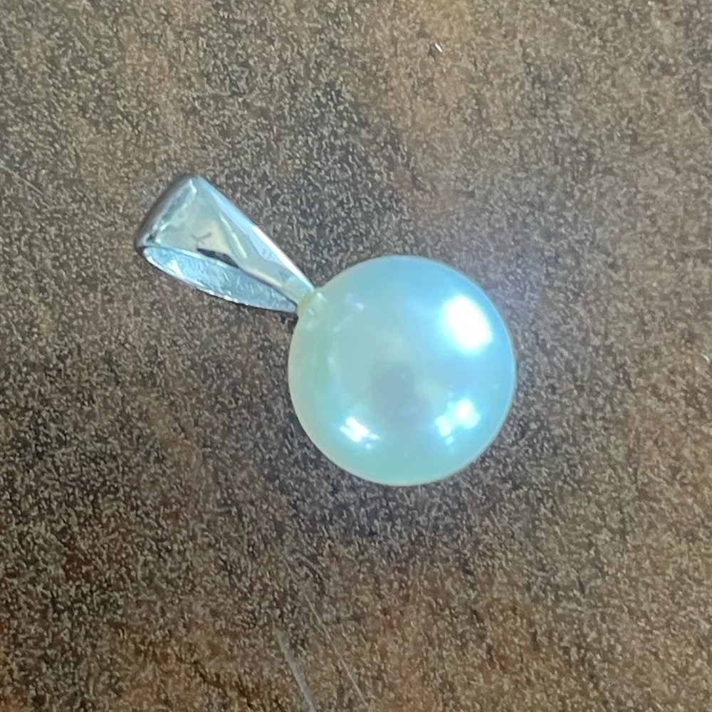 Culture Pearl Pendant in 14k white gold.